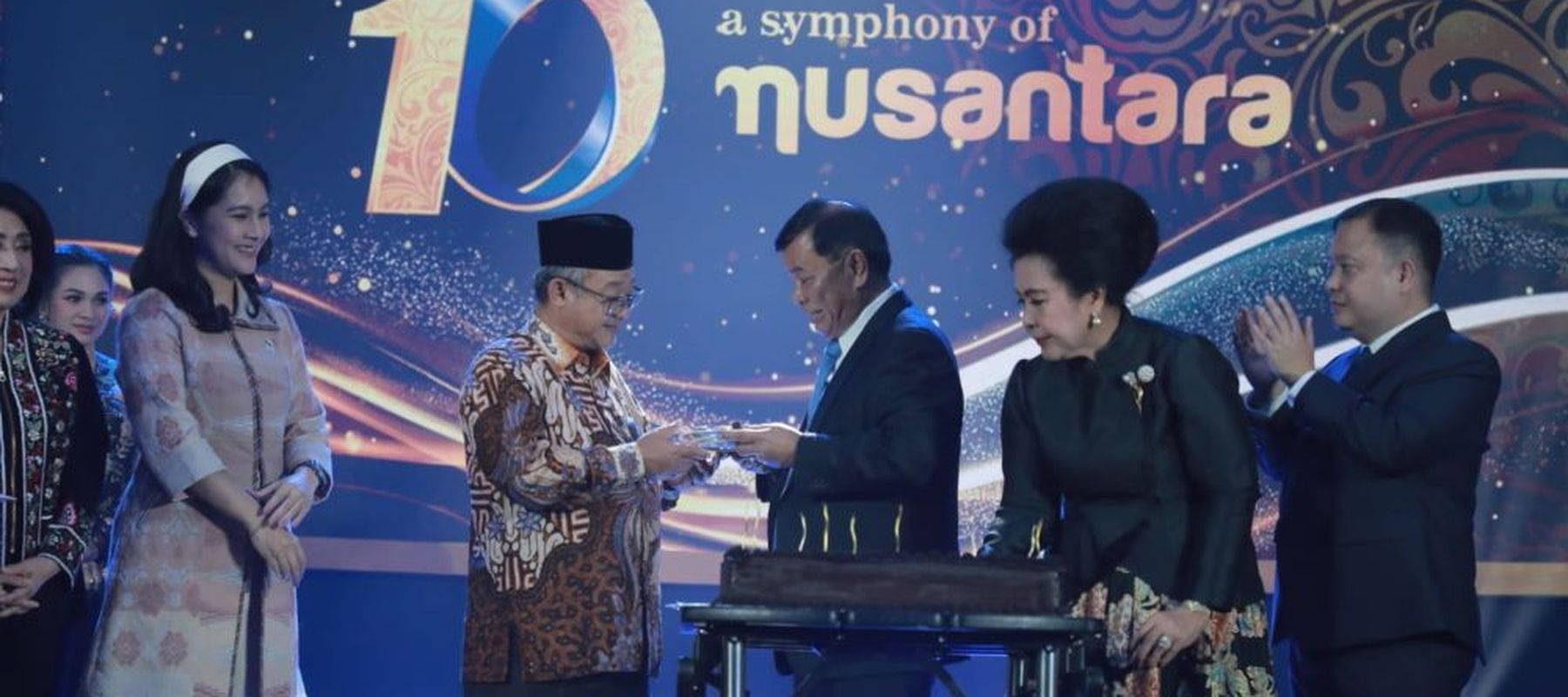 Presiden Komisaris NT Corp Nurdin Tampubolon didampingi Direksi Nusantara TV Lince Berliana Tobing memberikan potongan kue pertama HUT ke-10 Nusantara TV kepada Menteri Pendidikan Dasar dan Menengah Abdul Mu'ti