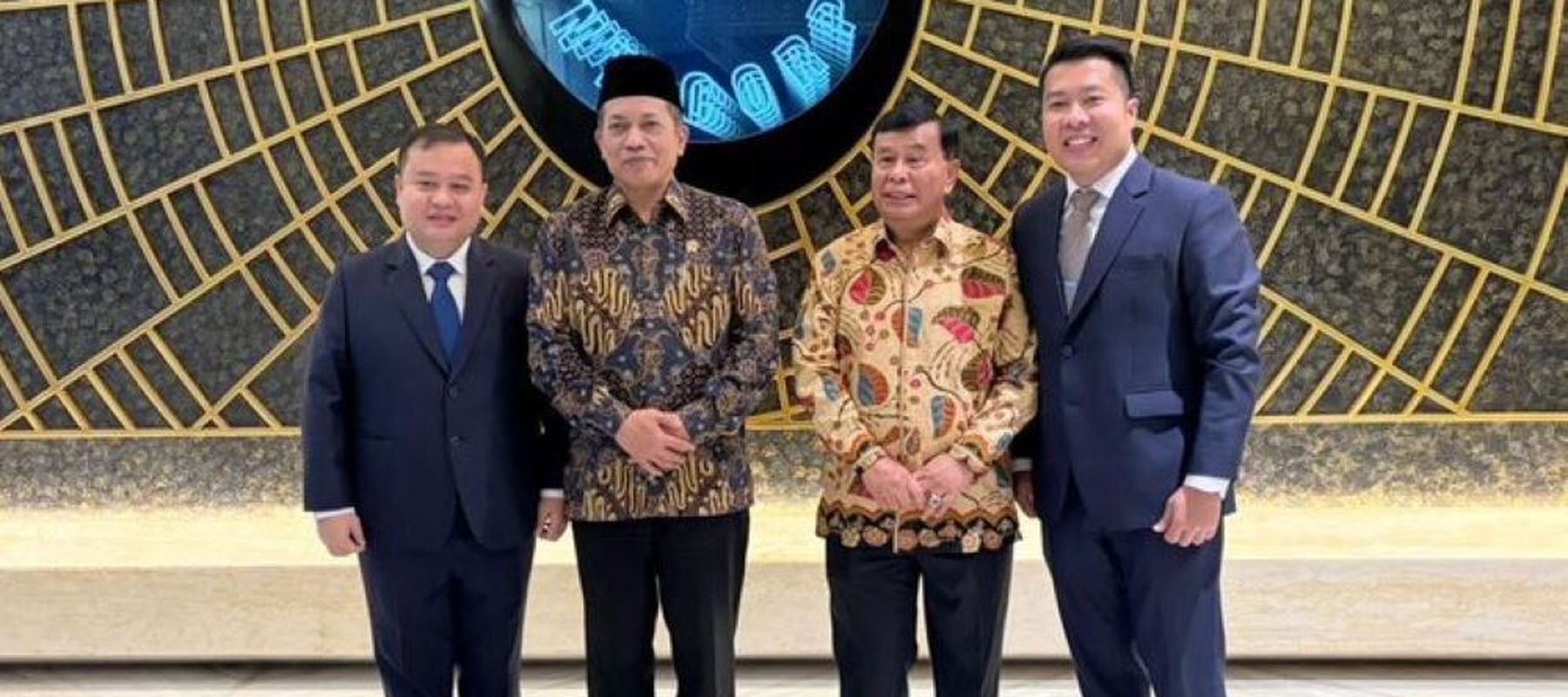 Menteri Koperasi Ferry Juliantono bersama Presiden Komisaris NT Corp Nurdin Tampubolon serta Direktur Nusantara TV Dimpos Tampubolon dan Direktur Nusantara TV Randy Monthonaro Tampubolon