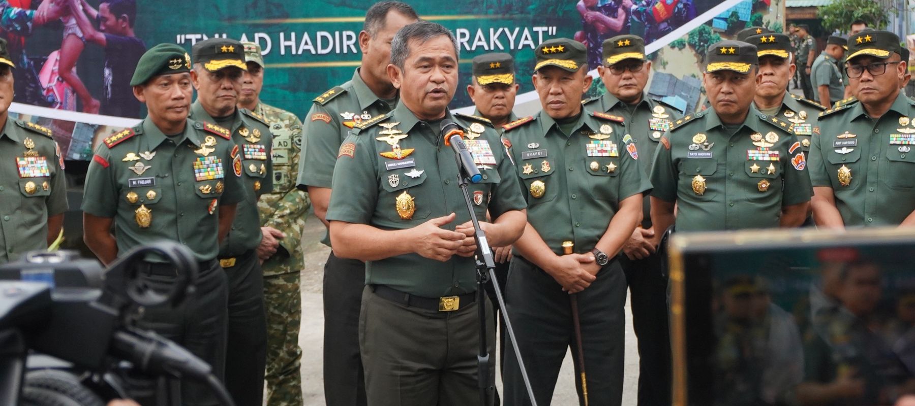 Kepala Staf Angkatan Darat (Kasad) Jenderal TNI Maruli Simanjuntak, M.Sc., melepas keberangkatan Kapal ADRI XVII BM yang membawa bantuan kemanusiaan TNI AD bagi masyarakat terdampak bencana di Aceh, Sumatera Utara, dan Sumatera Barat. Pengiriman dila