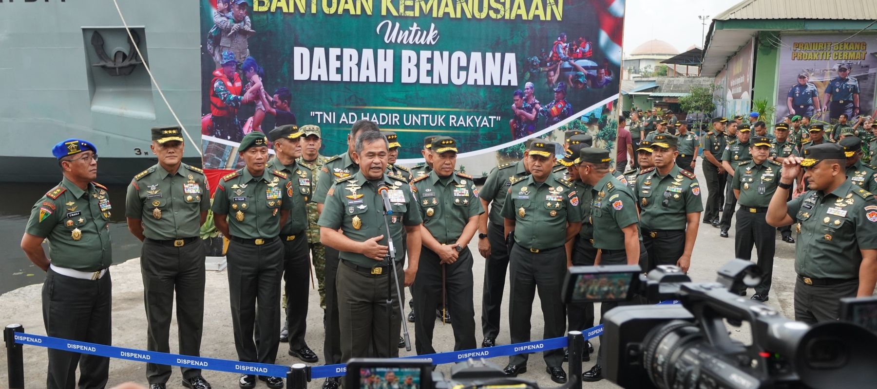 Kepala Staf Angkatan Darat (Kasad) Jenderal TNI Maruli Simanjuntak, M.Sc., melepas keberangkatan Kapal ADRI XVII BM yang membawa bantuan kemanusiaan TNI AD bagi masyarakat terdampak bencana di Aceh, Sumatera Utara, dan Sumatera Barat. Pengiriman dila