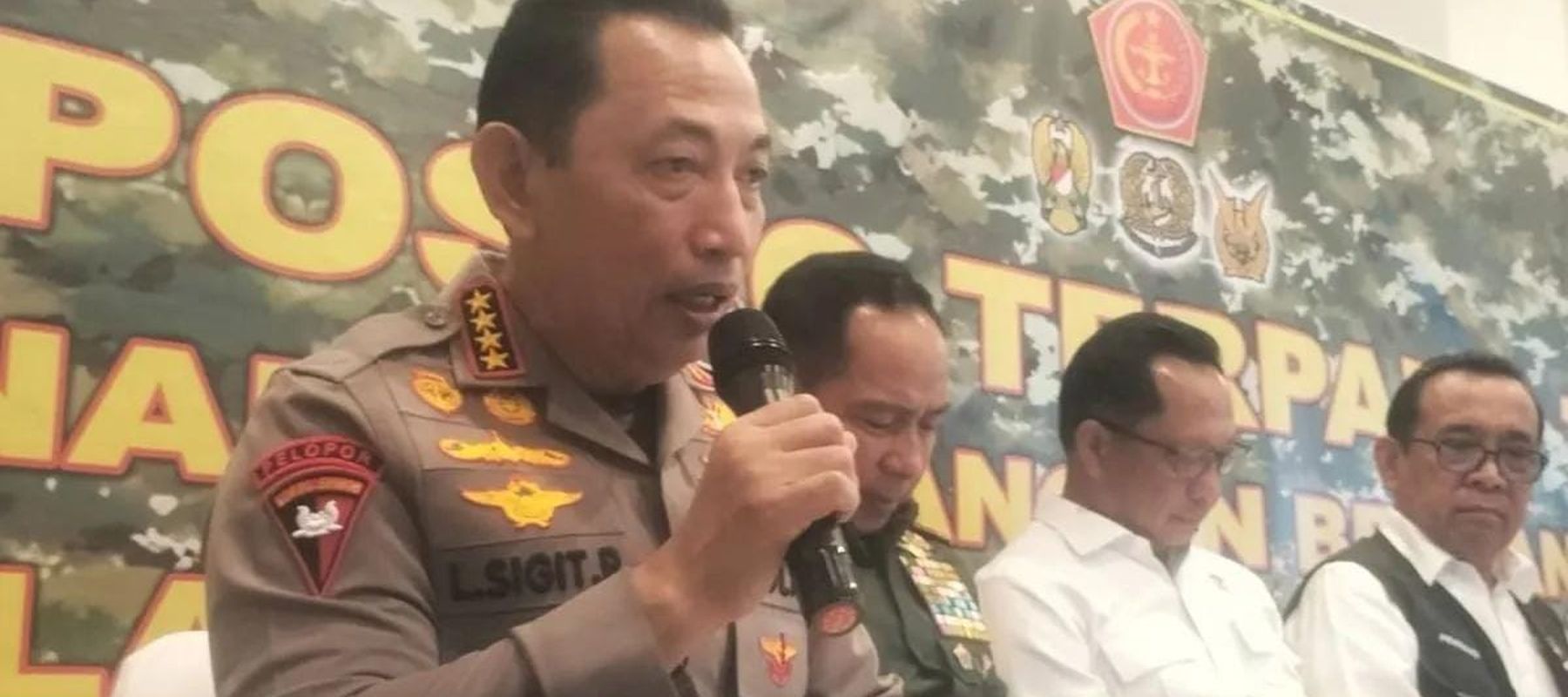 Kapolri Jenderal Pol. Listyo Sigit Prabowo berbicara dalam konferensi pers di Lanud Halim Perdanakusuma, Jakarta Timur, Rabu 3 Desember 2025. ANTARA/Walda Marison