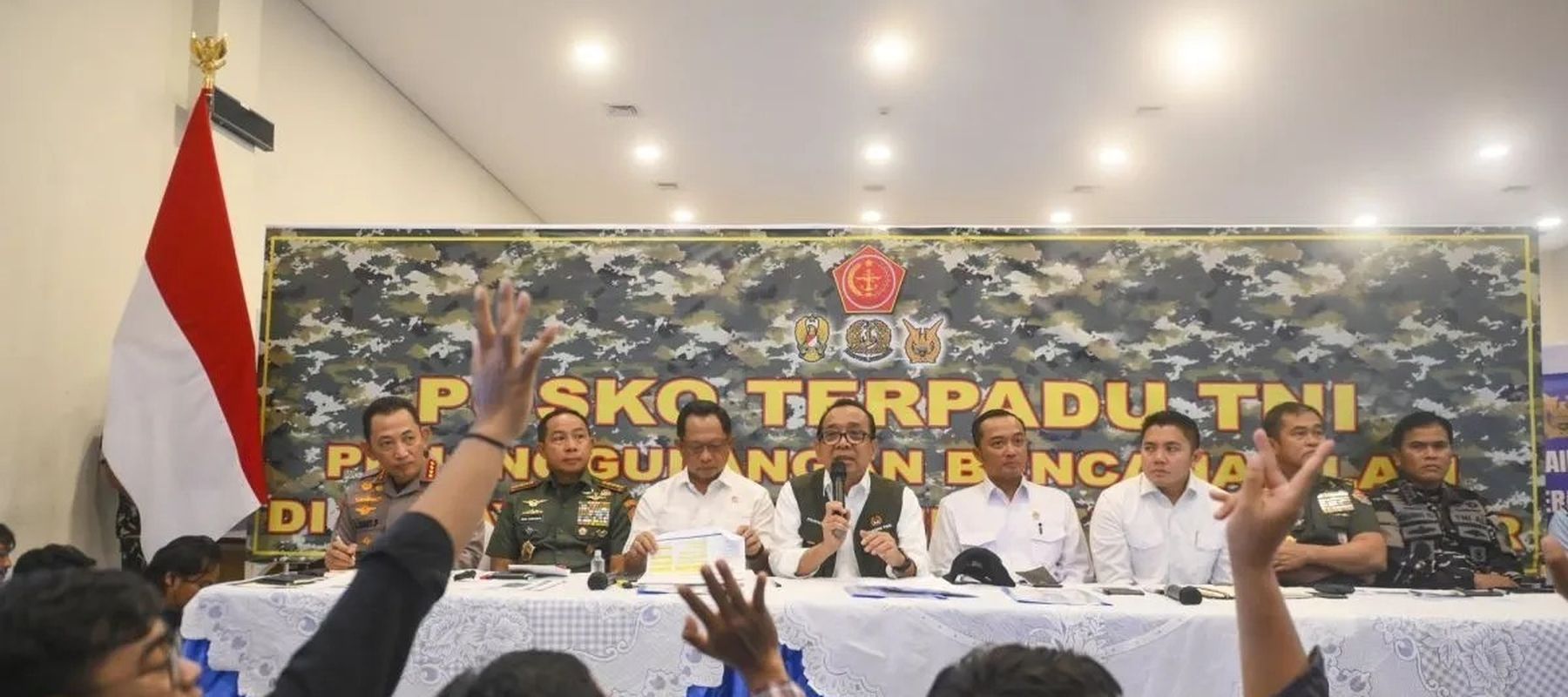 Menko PMK Pratikno (keempat kiri) bersama Mensesneg Prasetyo Hadi (keempat kanan), Mendagri Tito Karnavian (ketiga kiri), Seskab Teddy Indra Wijaya (ketiga kanan), Panglima TNI Jenderal TNI Agus Subiyanto (kedua kiri), Kapolri Jenderal Pol. Listyo Si