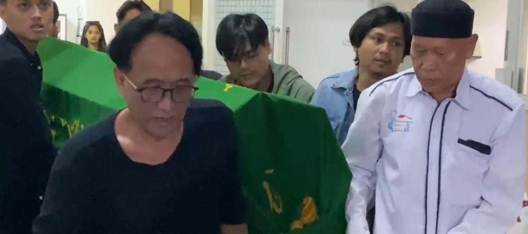Jenazah Epy Kusnandar dibawa ke rumah duka dari RS PON