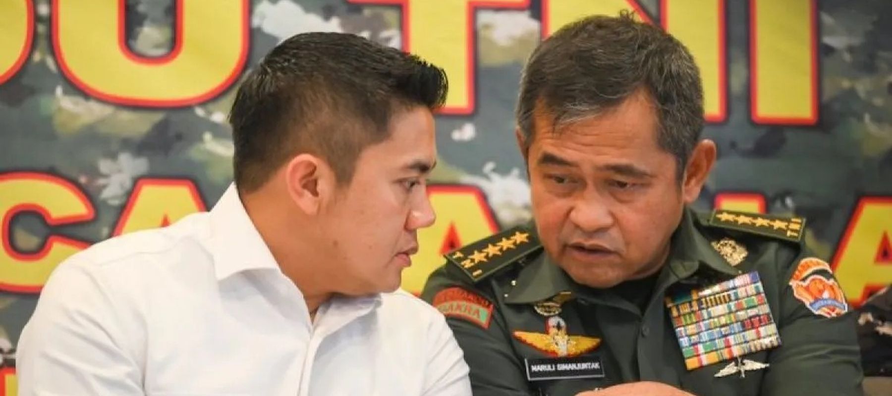 Seskab Teddy Indra Wijaya (kiri) berbincang dengan KSAD Jenderal TNI Maruli Simanjuntak saat konferensi pers terkait penanganan bencana di Lanud Halim Perdanakusuma, Jakarta, Rabu, 3 Desember 2025. ANTARA FOTO/Hafidz Mubarak A/nym/am.