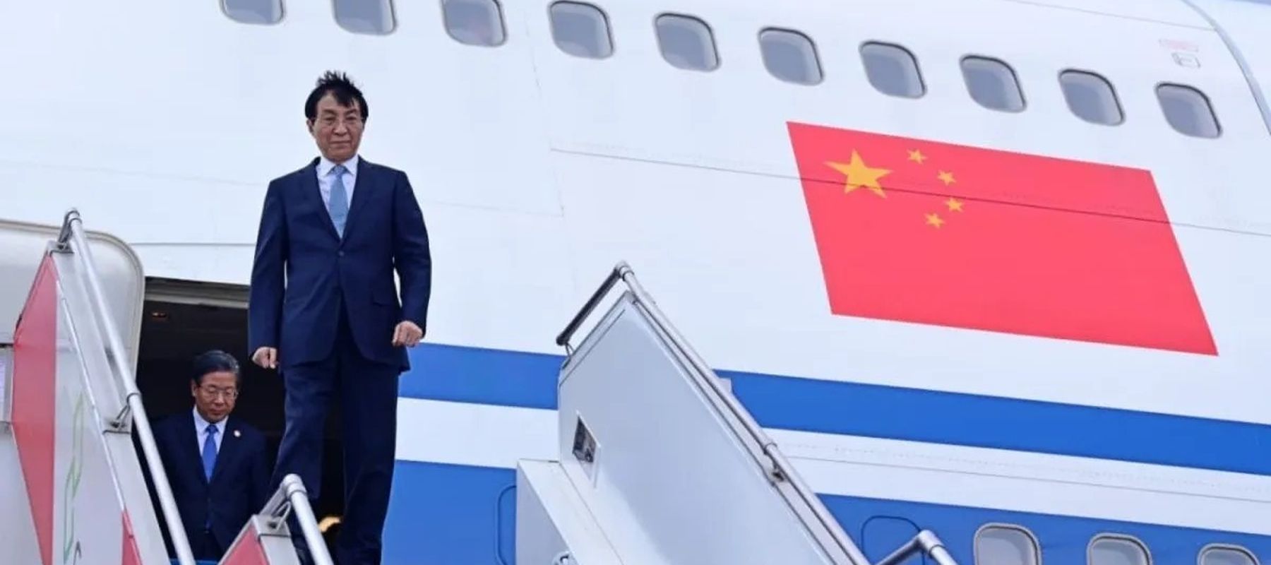 Ketua Majelis Permusyawaratan Rakyat (MPR) China Wang Huning, tiba di Bandara Internasional Soekarno-Hatta, Tangerang, Provinsi Banten, Rabu, 3 Desember 2025. ANTARA/HO-Biro Pers Sekretariat Presiden