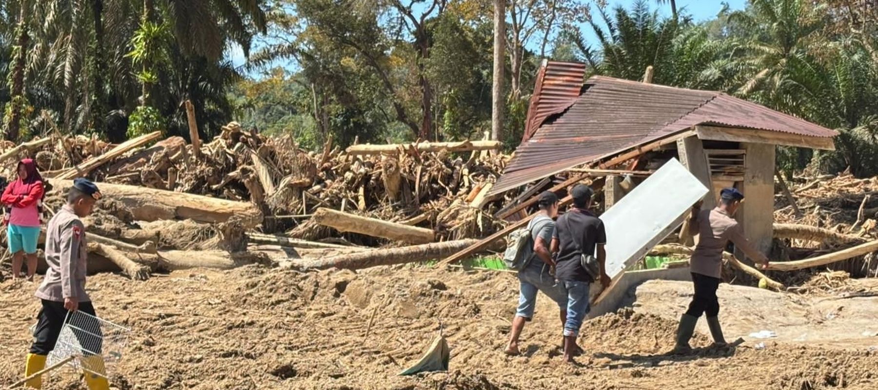 Kondisi pasca bencana di Sumatra Utara. 