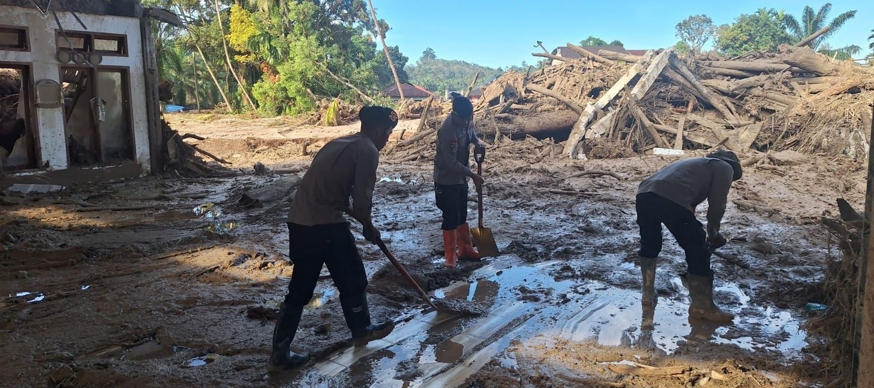 Brimob Polda Sumut membersihkan rumah ibadah pasca bencana. 