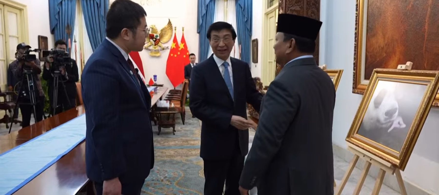 Prabowo tunjukan-tunjuka  foto Panda di Indonesia ke Ketua MPR China