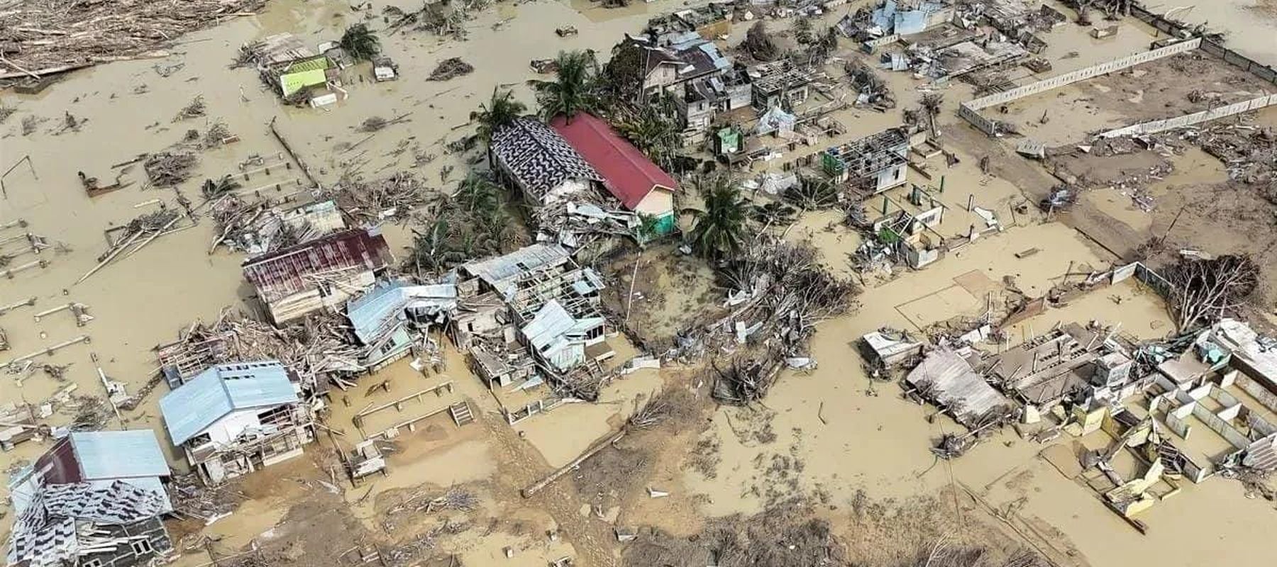 Foto udara situasi terkini bencana banjir di Kabupaten Aceh Tamiang, Rabu 3 Desember 2025. ANTARA FOTO/Syifa Yulinnas
