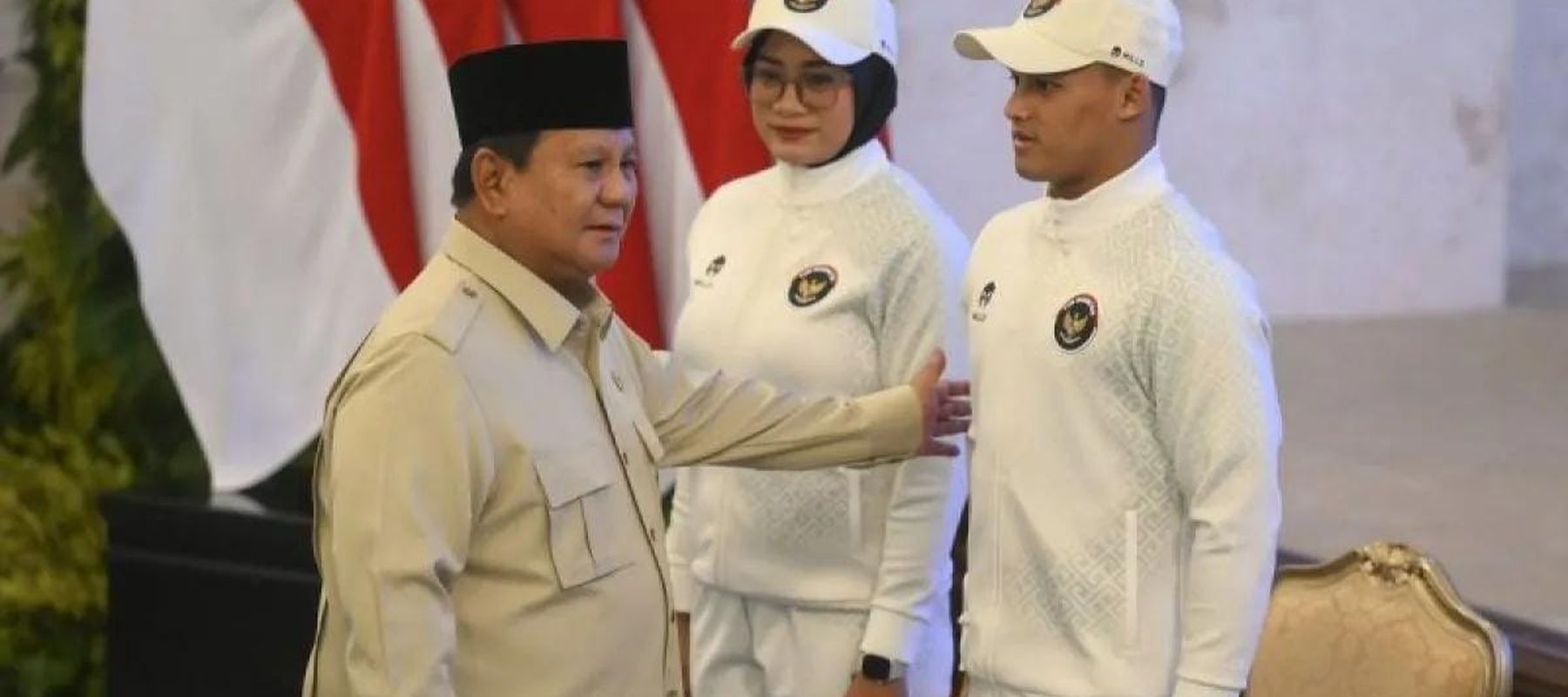 Presiden Prabowo Subianto (kiri) berbincang dengan lifter Rizki Juniansyah (kanan) dan pemanah Diananda Choirunnisa saat pelepasan Kontingen Indonesia pada SEA Games 2025 di Istana Negara, Jakarta, Jumat (5/12/2025). Presiden Prabowo Subianto secara 