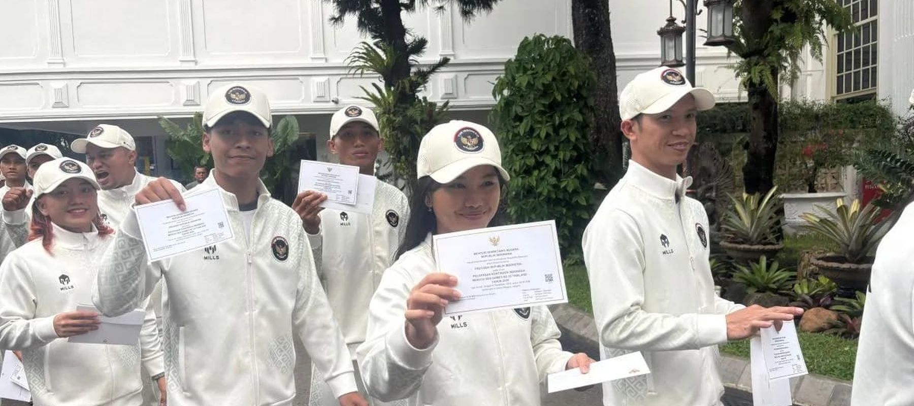 Sejumlah atlet Kontingen Indonesia untuk SEA Games Thailand 2025 menyambangi Istana Kepresidenan Jakarta, menjelang acara pelepasan kontingen oleh Presiden Prabowo Subianto di Istana Merdeka, Jakarta, Jumat 5 Desember 2025. ANTARA/Mentari Dwi Gayati