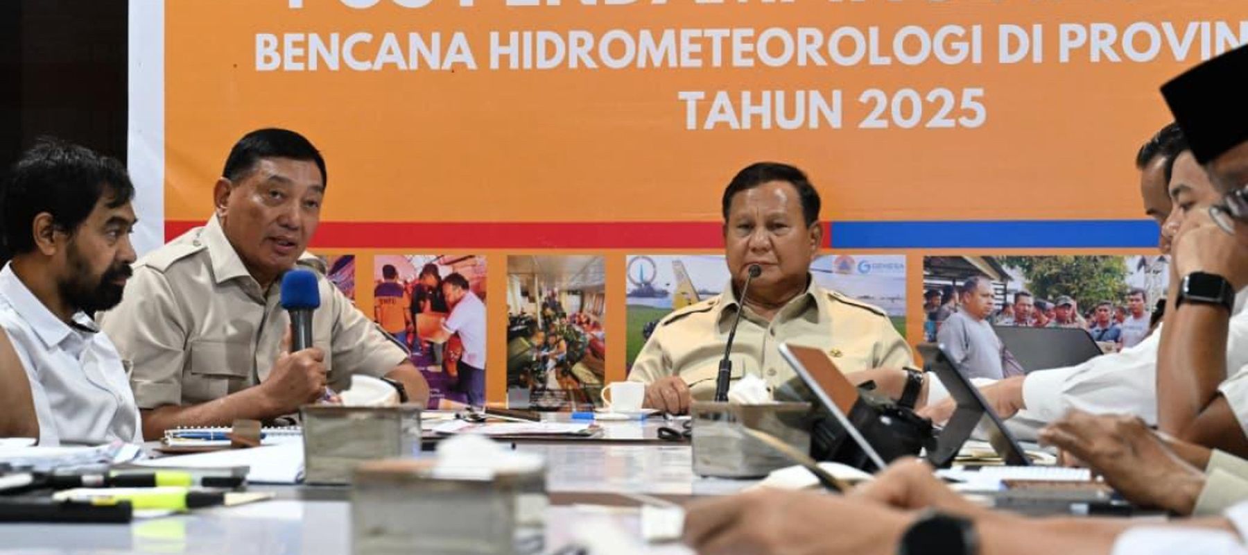  Presiden Prabowo dalam arahannya di Pos Pendamping Nasional Penanganan Bencana Alam Aceh yang berlokasi di Pangkalan TNI AU Sultan Iskandar Muda, Aceh Besar, pada Minggu, 7 Desember 2025.