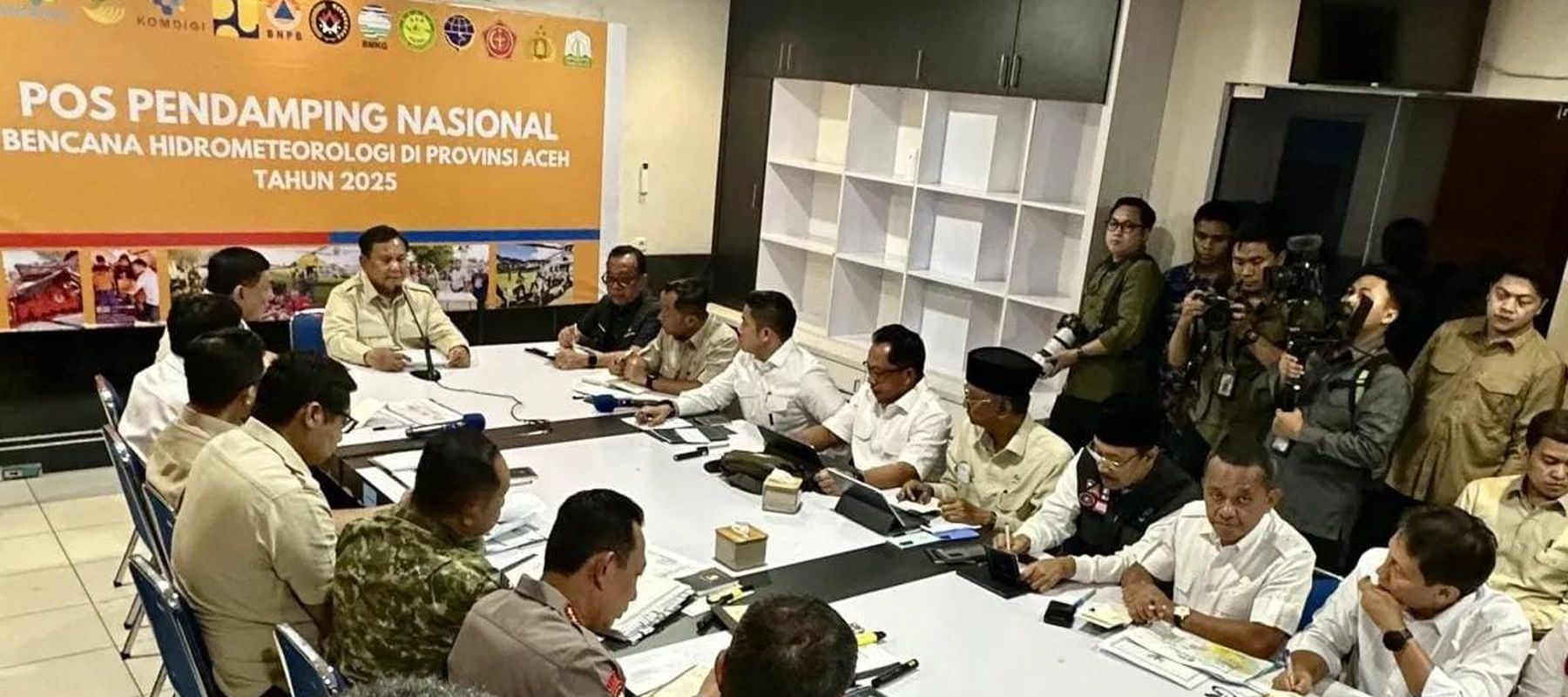 Presiden Prabowo Subianto (tengah) memimpin rapat koordinasi penanganan dampak banjir bandang dan longsor di Aceh, Sumatera Utara, dan Sumatera Barat di Posko Terpadu Lanud Sultan Iskandar Muda, Kabupaten Aceh Besar, Aceh, Minggu 7 Desember 2025. ANT