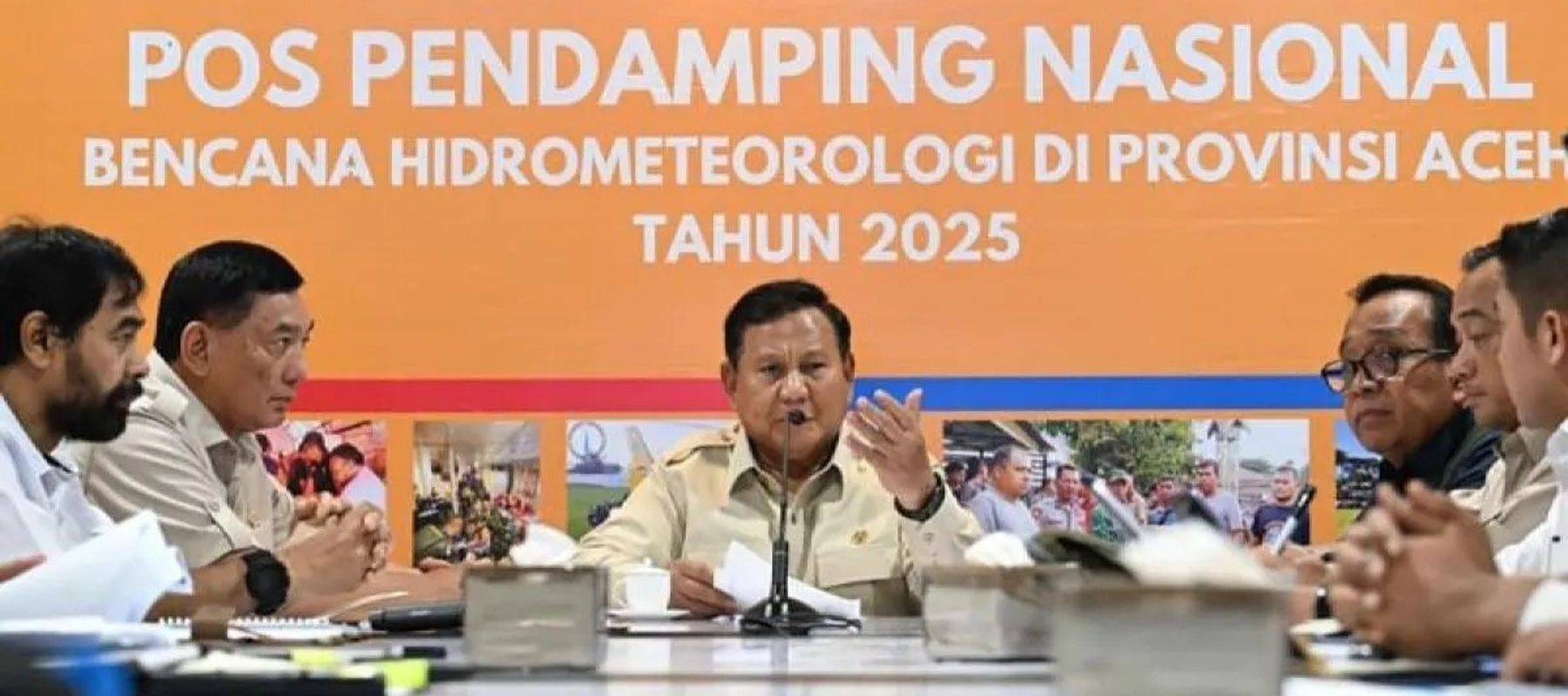 Presiden Prabowo Subianto saat memimpin rapat terbatas penanggulangan pascabencana banjir Sumatera di Pos Pendamping Nasional Penanganan Bencana Aceh, Pangkalan TNI AU Sultan Iskandar Muda, Aceh Besar, Minggu, 7 Desember 2025. ANTARA/HO- BPMI Setpres