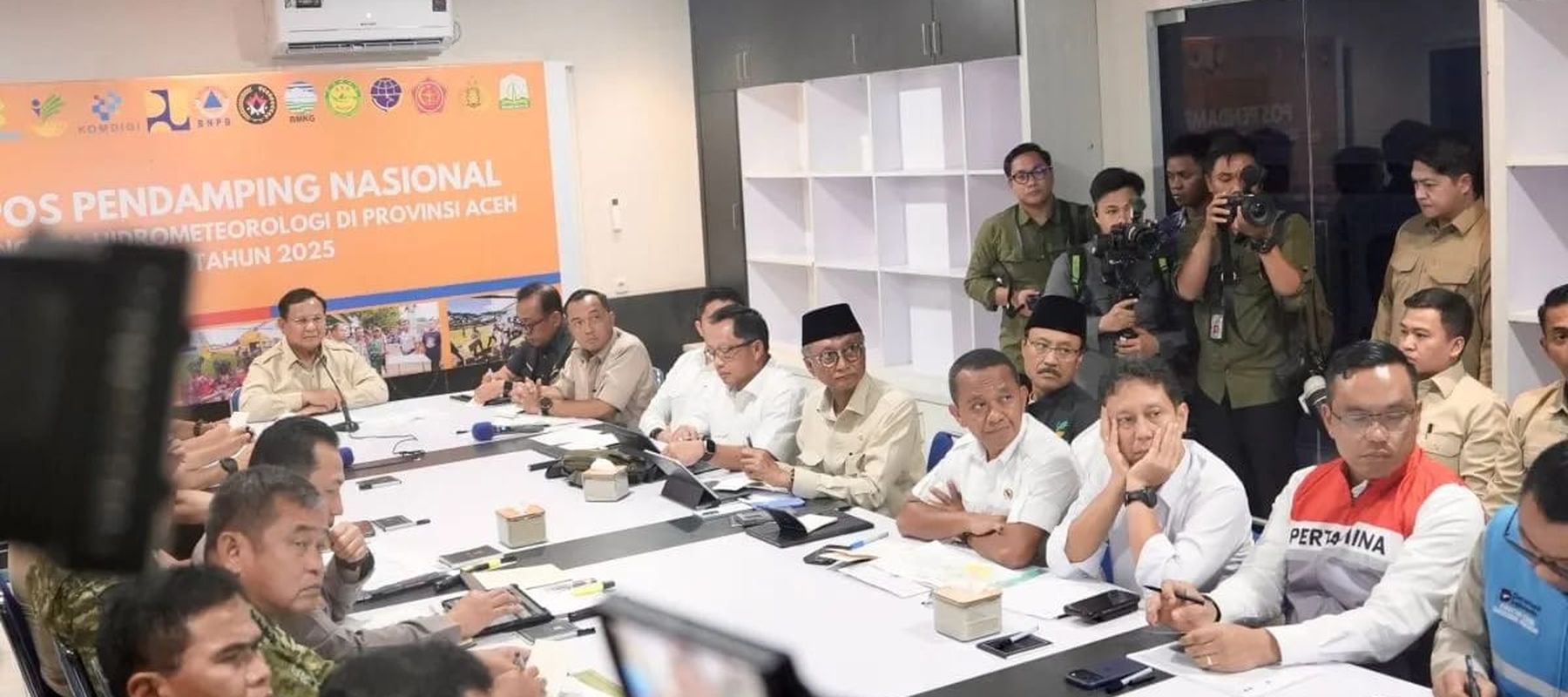 Presiden Prabowo Subianto memimpin rapat koordinasi penanganan dampak banjir bandang dan longsor di Aceh, Sumatera Utara, dan Sumatera Barat di Posko Terpadu Lanud Sultan Iskandar Muda, Kabupaten Aceh Besar, Aceh, Minggu 7 Desembeer 2025. ANTARA/HO-T