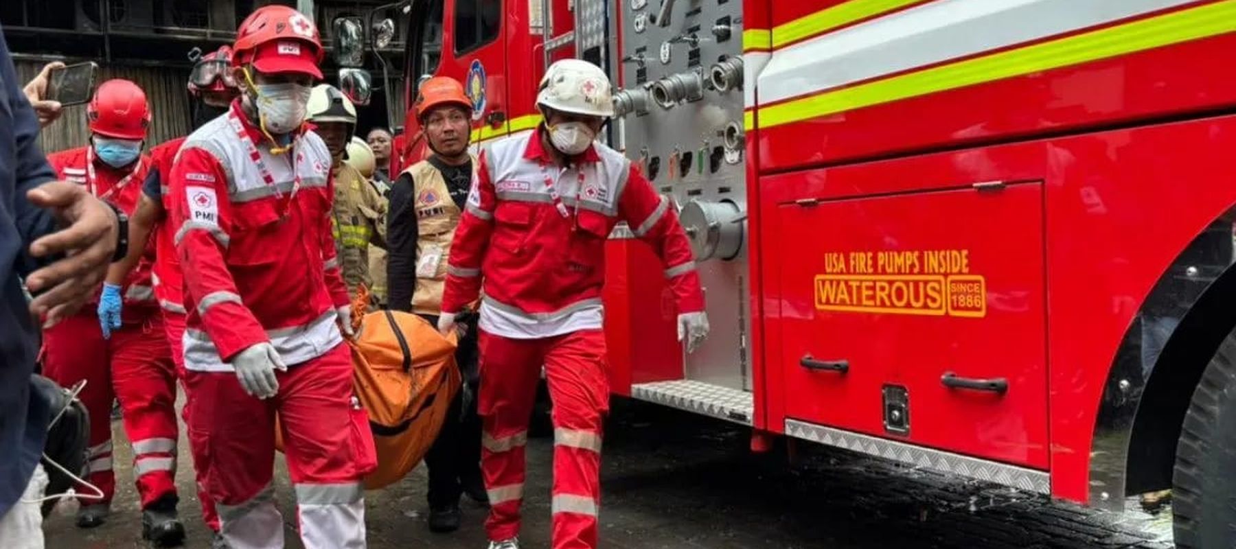 Petugas saat mengevakuasi jenazah korban kebakaran di Jakarta, Selasa 9 Desember 2025. ANTARA/Khaerul Izan