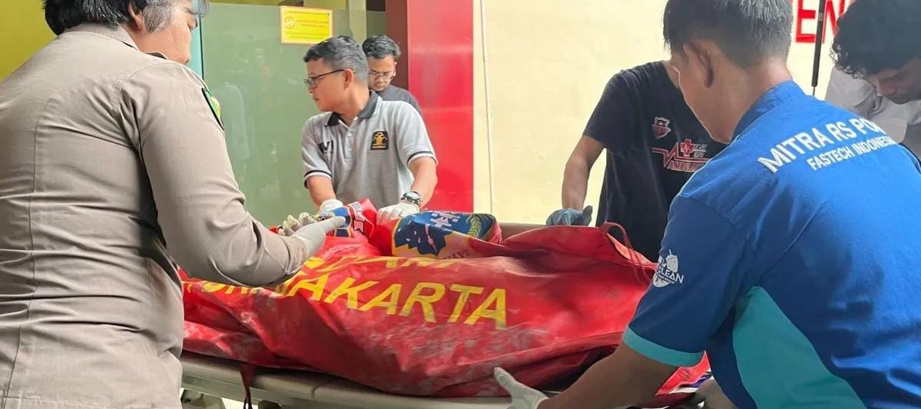 Kantong jenazah korban kebakaran Gedung Terra Drone di Kemayoran, Jakarta Pusat tiba di Rumah Sakit (RS) Polri Kramat Jati, Jakarta Timur, Selasa 9 Desember 2025. ANTARA/Siti Nurhaliza