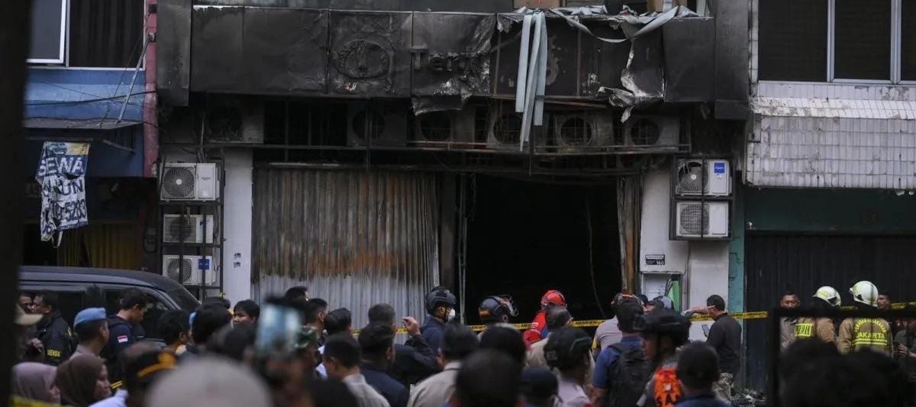Suasana di depan gedung Terra Drone yang terbakar di jalan Letjen Soeprapto, Cempaka Baru, Kemayoran, Jakarta Pusat, Selasa (9/12/2025). Kebakaran gedung perusahaan penyedia pesawat nirawak untuk industri tersebut mengakibatkan 22 korban meninggal. A