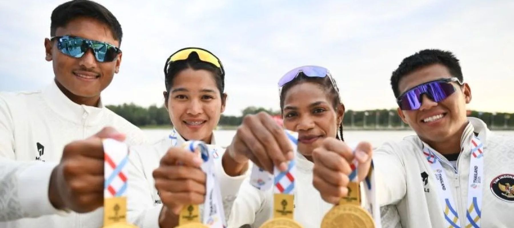 Atlet dayung Indonesia (dari kiri) Indra Hidayat, Ramla Baharuddin, Stevani Maysche Ibo, Subhi berpose dengan medalinya usai upacara penghargaan pemenang (UPP) final kayak 500m campuran berempat SEA Games 2025 di Royal Thai Navy Rowing and Canoeing T