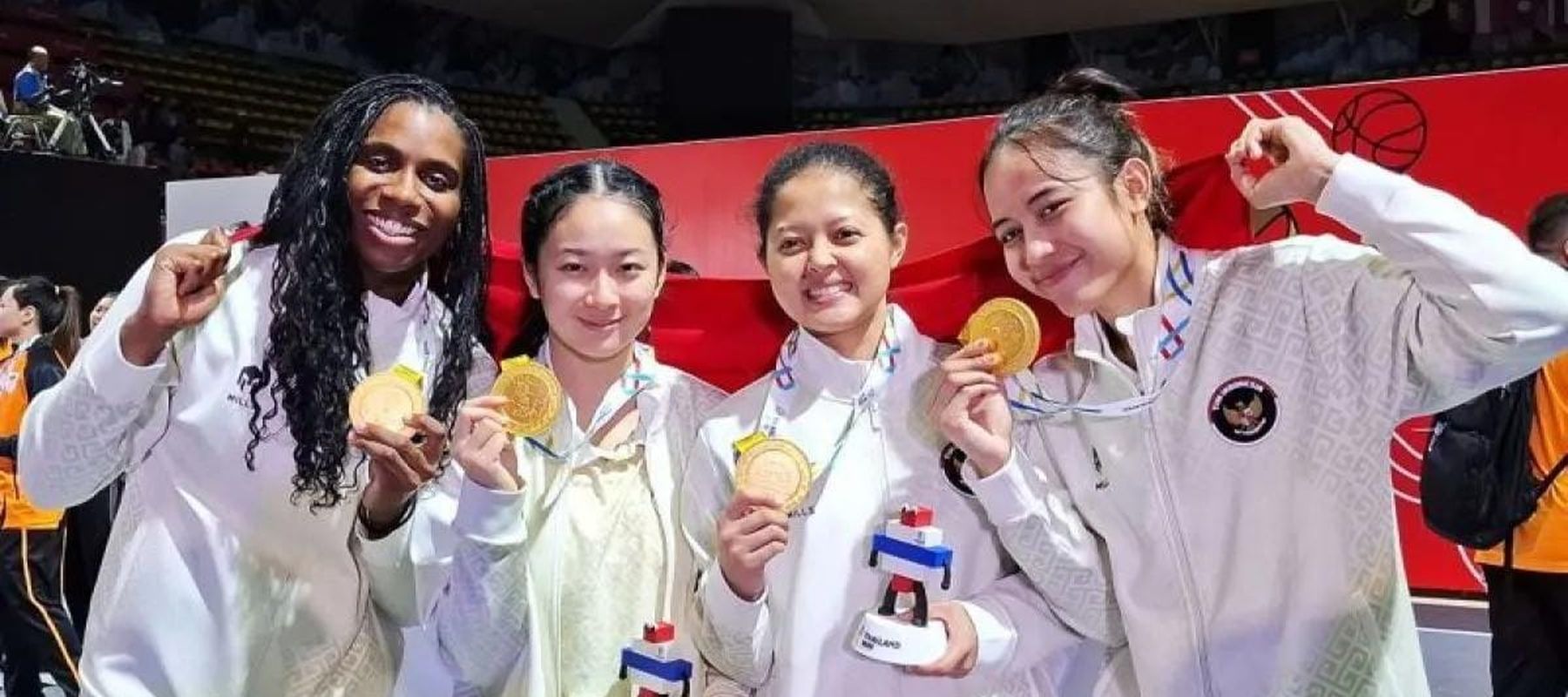 Pemain Timnas Bola Basket 3x3 Putri Kimberley Pierre-Louis (kiri), Evelyn Fiyo (kedua kiri), Agustin Gradita Retong (kedua kanan), Made Ayu Sriartha Made Kusuma Dewi (kanan) berfoto merayakan kemenangan meraih emas SEA Games 2025 di Stadion Nimibutr,