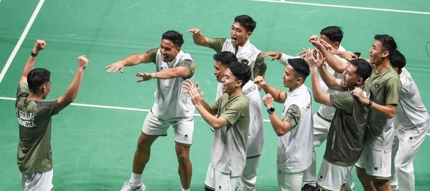 Pebulu tangkis putra Indonesia Moh Zaki Ubaidillah (kiri) melakukan selebrasi dengan rekan-rekannya usai memenangi gim ketiga dengan mengalahkan pebulu tangkis Malaysia Justin Hoh pada final bulu tangkis beregu putra SEA Games 2025 di Thailand di Gym