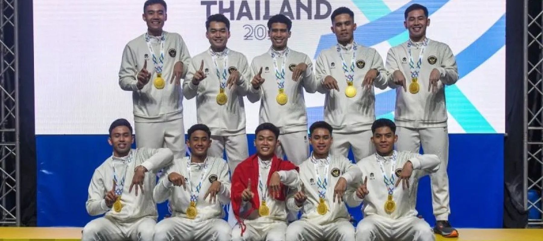 Sejumlah tim bulu tangkis putra Indonesia berfoto usai upacara pengalungan medali beregu putra bulu tangkis SEA Games 2025 di Thailand di Gymnasium Thammasat University, Pathum Thani, Thailand, Rabu, 10 Desember 2025. Indonesia meraih medali emas ber