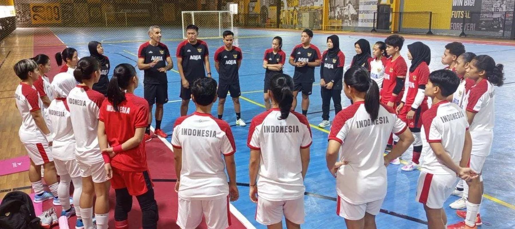 Pemain timnas futsal putri Indonesia mendengarkan arahan pelatih dalam sesi latihan untuk menghadapi SEA Games Thailand 2025, Anfa Arena, Jakarta, Jumat 28 November 2025. ANTARA/Donny Aditra (ANTARA)