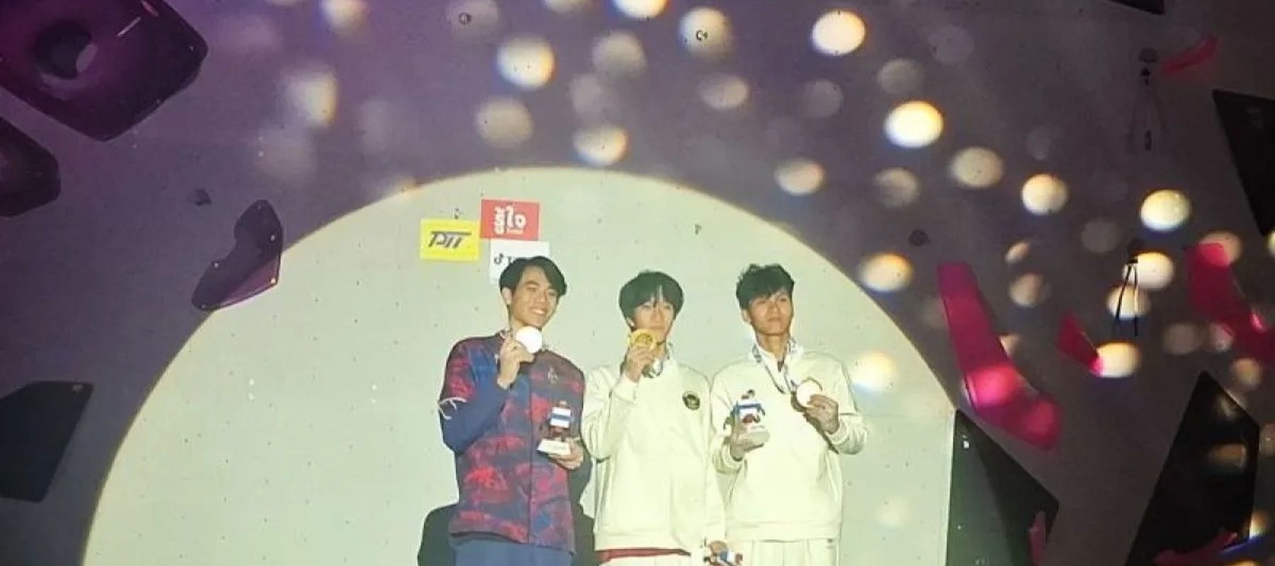 Atlet panjat tebing Indonesia peraih emas dan perak SEA Games 2025 Ardana Cikal Damarwulan (tengah) dan Caesar Mahesa (kanan) berfoto dalam upacara pengalungan medali panjat tebing nomor lead putra SEA Games 2025 di Kompleks Olahraga Rajamangala, Ban