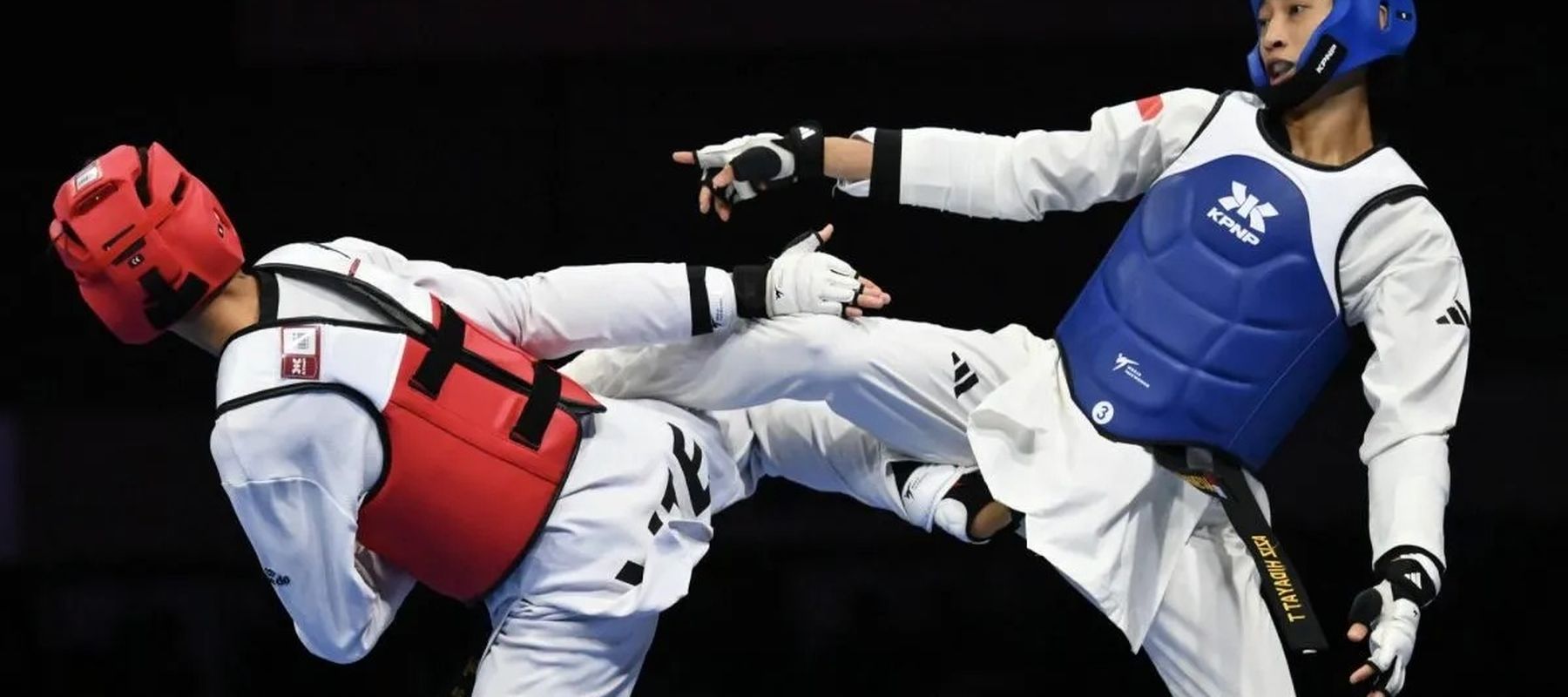 Atlet Taekwondo Indonesia Aziz Hidayat Tumakaka (kanan) melancarkan tendangan ke arah atlet Vietnam Hong Trong Nguyen (kiri) pada final Taekwondo kategori Kyorugi kelas under 54 kg SEA Games 2025 di Fashion Islan Shopping Mall, Khwaeng, Khan Na Yao, 