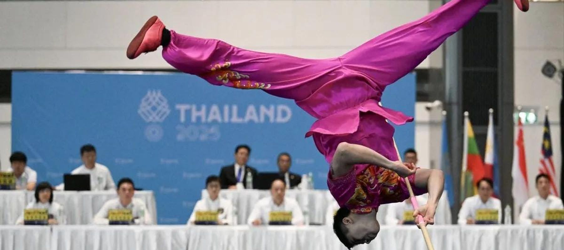 Atlet Wushu Edgar Xavier Marvelo beraksi pada final wushu taolu putra SEA Games 2025 di Ratthaprasasanphakdi Building Goverment Complex Chaeng Watthana Bang, Chakkrawat, Samphanthawong, Bangkok, Thailand, Minggu (14/12/2025). Edgar Xavier meraih meda