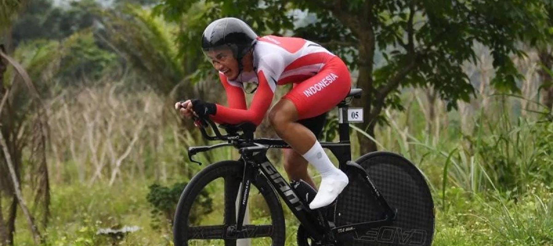 Arsip Foto - Pesepeda Aiman Cahyadi memacu sepedanya pada perlombaan nomor individual time trial road cycling putra SEA Games Vietnam 2021 di Hoa Binh, Vietnam, Jumat 20 Mei 2025. ANTARA FOTO/Aditya Pradana Putra/nym/am.