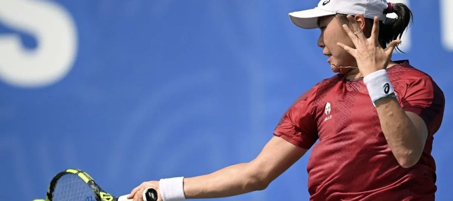 Petenis Indonesia Tjen Janice mengembalikan bola ke arah petenis Thailand L Tararudee pada final tenis beregu putri SEA Games 2025 di National Tennis Development Center, Pak Kret, Nothanburi, Bangkok, Thailand, Sabtu, 13 Desember 2025. ANTARA FOTO/No