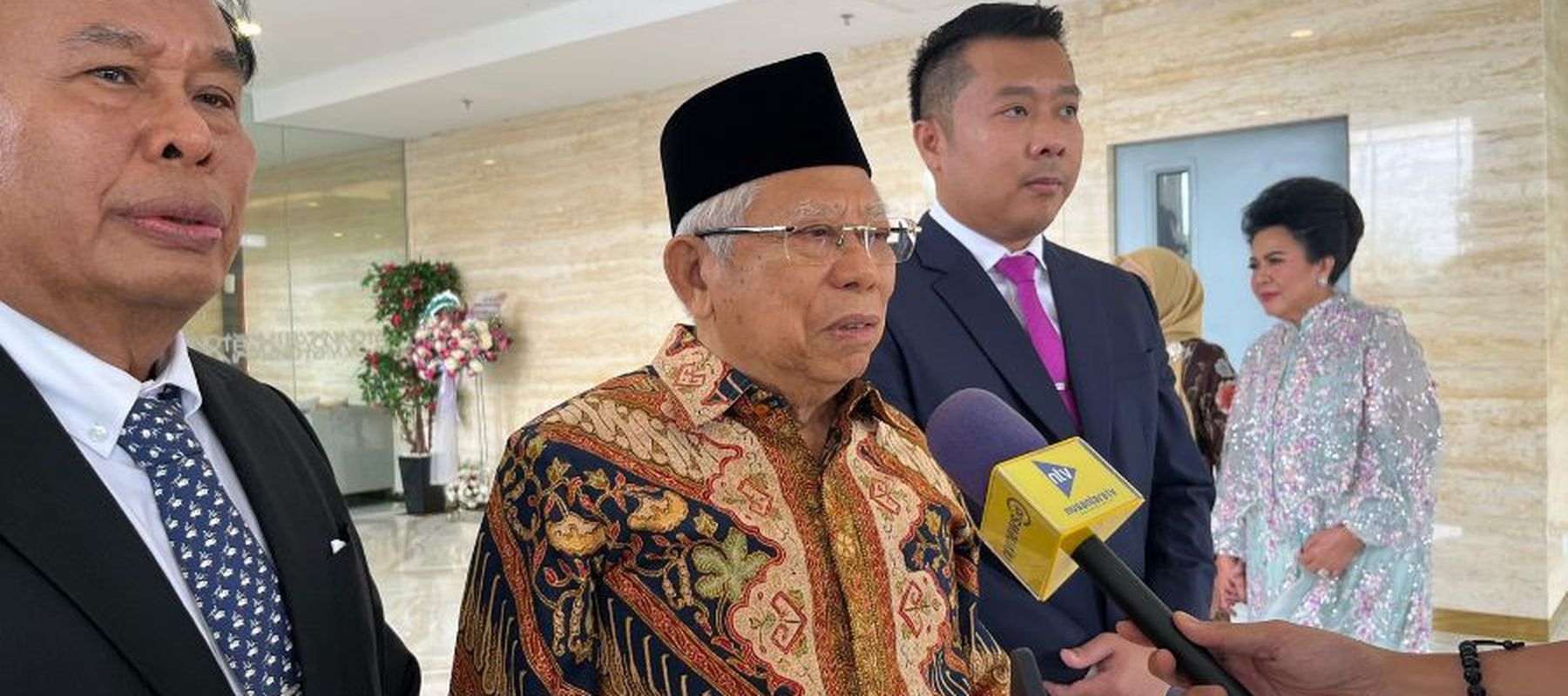 Nurdin Tampubolon dan Ma'ruf Amin saat diwawancarai usai Grand Launching Novotel Jakarta Pulomas.