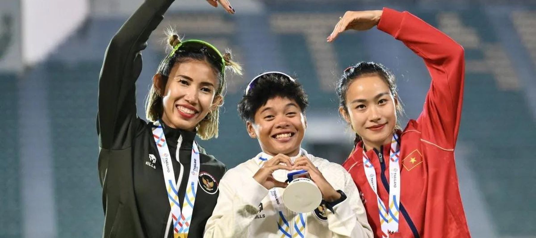 Arsip foto - Pelari Indonesia Dina Aulia (tengah) berpose dengan rekan senegaranya Emilia Nova (kiri) dan pelari Vietnam Thi My Tien Huynh (kanan) usai upacara penghargaan pemenang (UPP) final nomor lari gawang 100 meter putri SEA Games 2025 di Supha