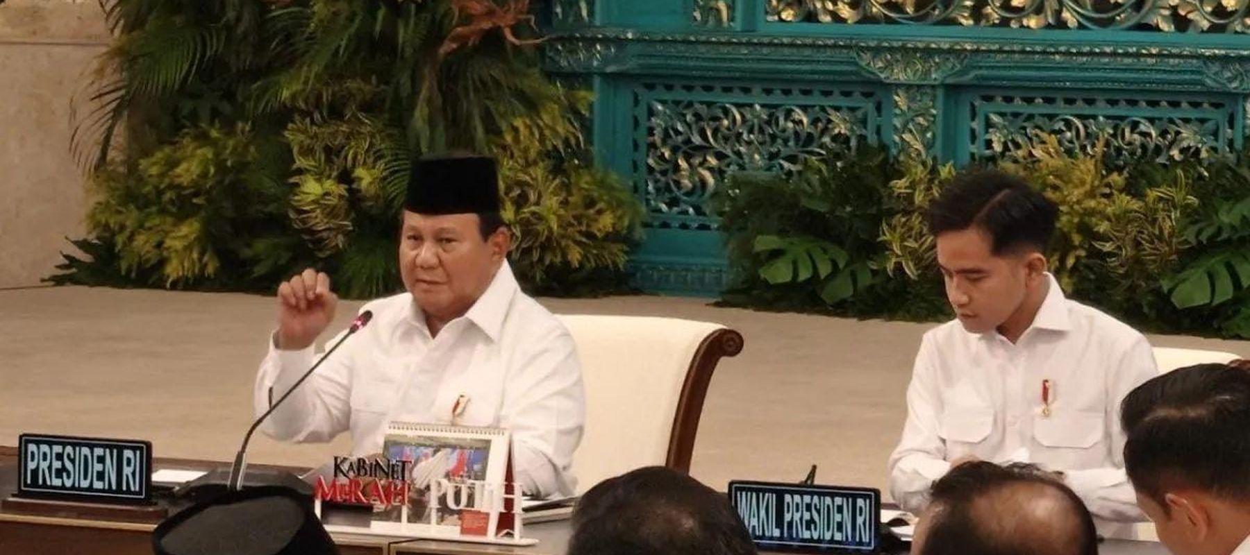 Presiden Prabowo Subianto (kiri) memberi arahan dalam sidang kabinet paripurna di Istana Negara, Jakarta, Senin 15 Desember 2025. ANTARA/Fathur Rochman