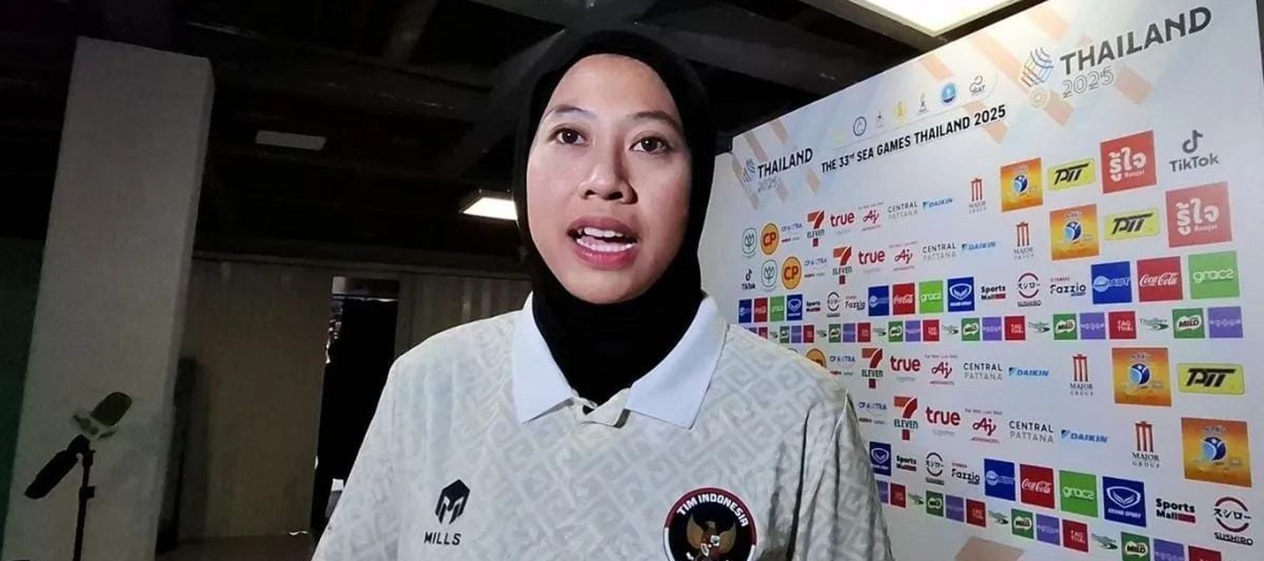 Kapten Timnas Bola Voli Putri Indonesia Megawati Hangestri memberikan keterangan pada wartawan usai pertandingan perebutan tempat ketiga lawan Filipina pada SEA Games 2025, di Hua Mak Indoor Stadium, Bangkok, Senin 15 Desember 2025. (ANTARA/Aditya Ra