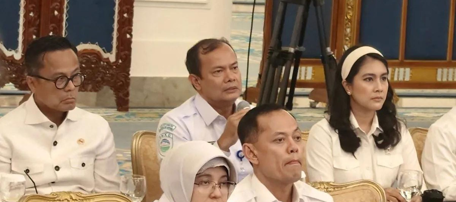 Kepala Badan Meteorologi, Klimatologi, dan Geofisika (BMKG) Teuku Faisal Fathani (tengah atas) memberi laporan kepada Presiden Prabowo Subianto pada Sidang Kabinet Paripurna, di Istana Negara, Jakarta, Senin 15 Desember 2025. ANTARA/Fathur Rochman