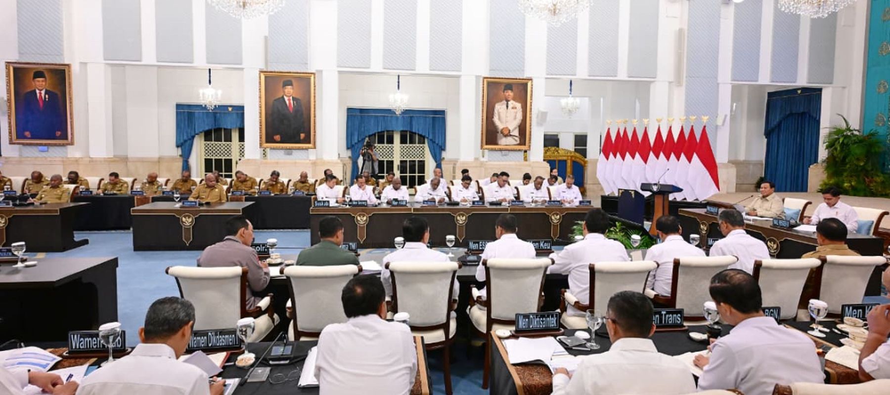 Presiden Prabowo Subianto memberikan pengarahan kepada kepala daerah se-Papua di Istana Negara