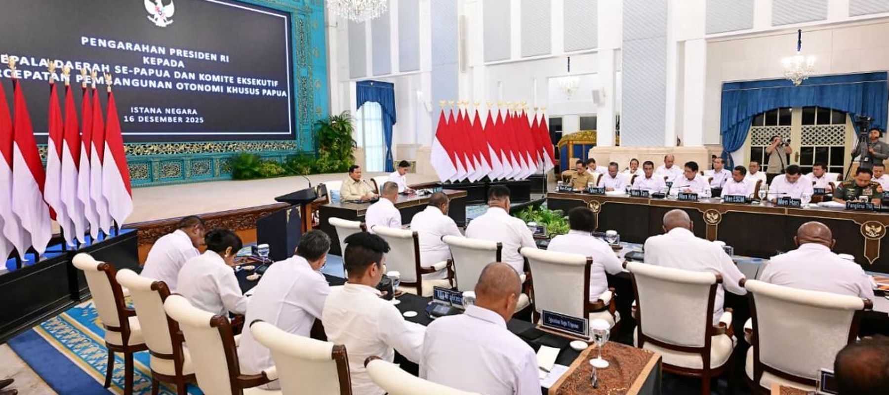 Presiden Prabowo Subianto memberikan pengarahan kepada kepala daerah se-Papua di Istana Negara