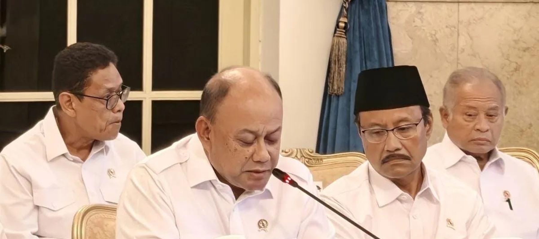 Kepala Badan Gizi Nasional Dadan Hindayana memberi laporan kepada Presiden Prabowo Subianto pada Sidang Kabinet Paripurna di Istana Negara, Jakarta, Senin 15 Desember 2025. ANTARA/Fathur Rochman