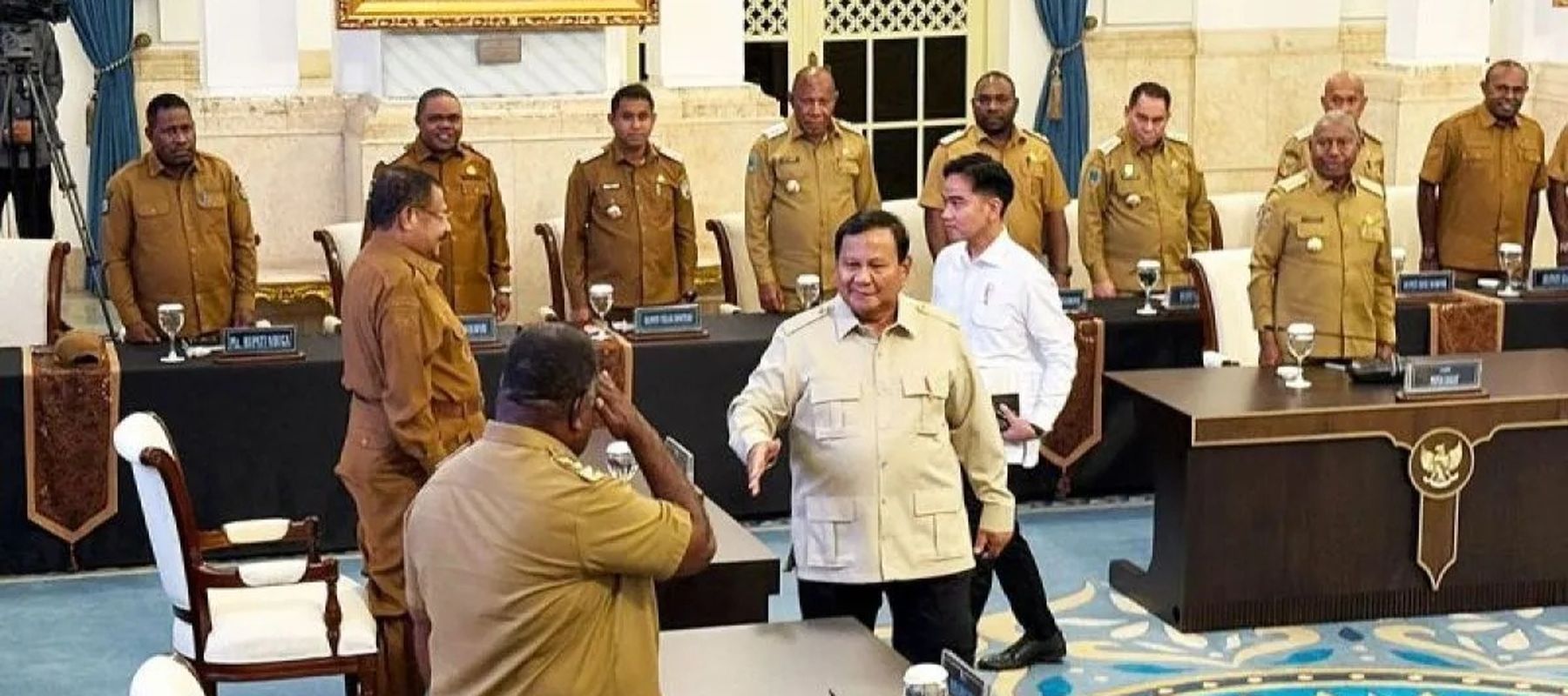 Presiden Prabowo Subianto menjabat tangan satu per satu kepala daerah se-Papua saat hendak memberikan pengarahan di Istana Negara, Jakarta, Selasa, 16 Desember 2025. ANTARA/Mentari Dwi Gayati/aa.
