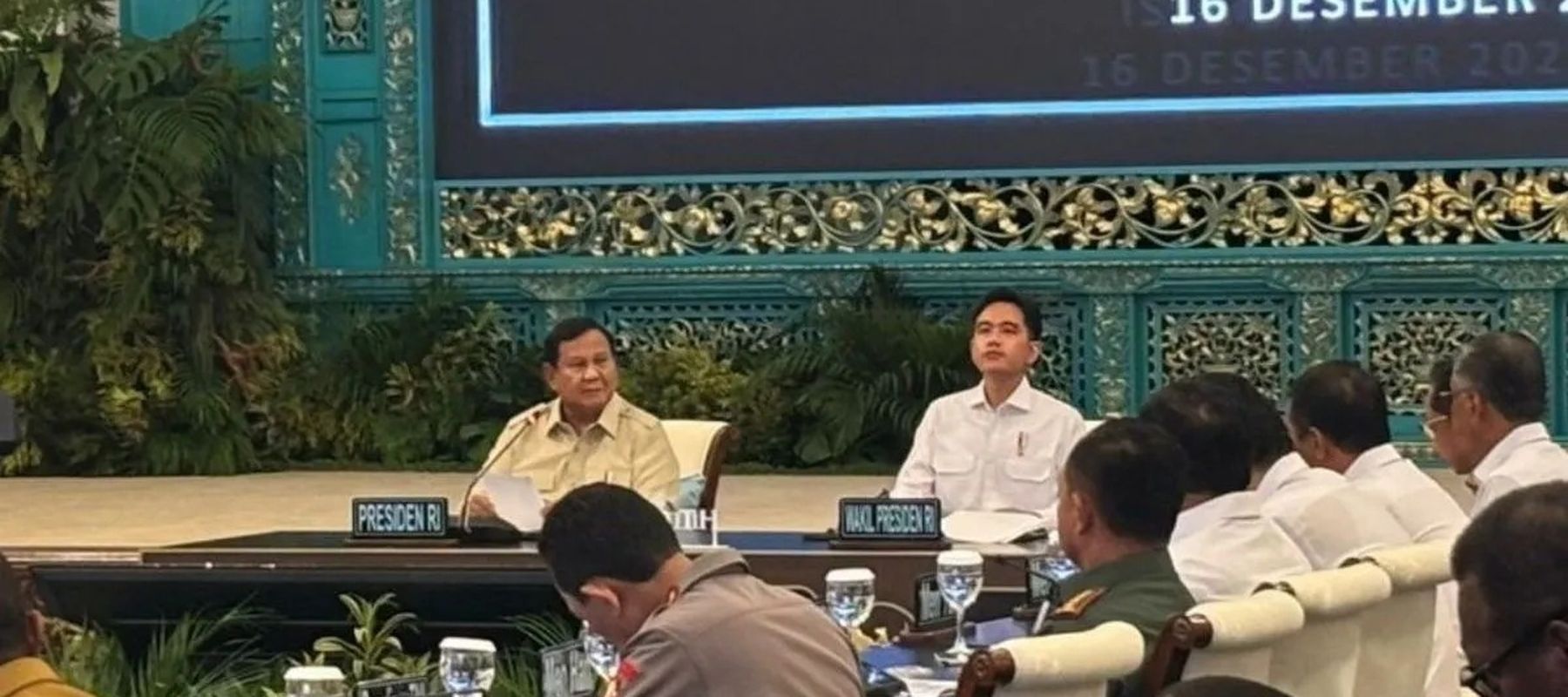 Presiden Prabowo Subianto didampingi Wakil Presiden, Gibran Rakabuming Raka, memberi pengarahan kepada kepala daerah seluruh Papua di Istana Negara, Jakarta, Selasa, 16 Desember 2025. ANTARA/Mentari Dwi Gayati