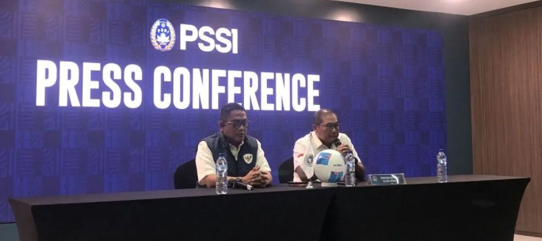 Anggota Komite Eksekutif PSSI (Exco PSSI) Endri Erawan dan Ketua Badan Tim Nasional (BTN) Sumardji.
