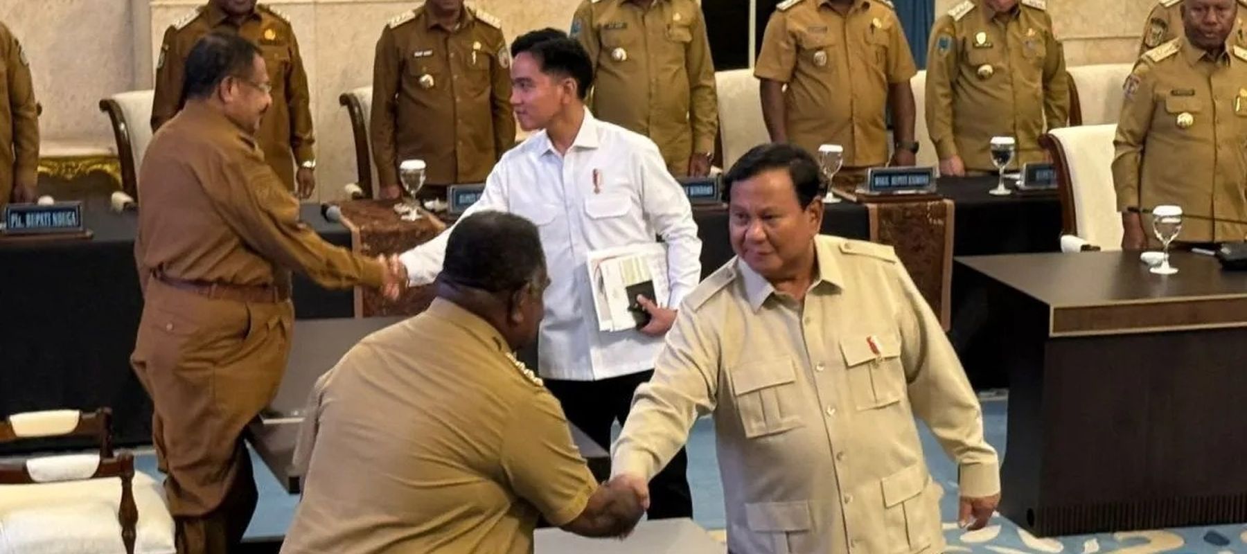 Presiden Prabowo Subianto memberikan pengarahan kepada kepala daerah se-Papua di Istana Negara, Jakarta, Selasa, 16 Desember 2025. ANTARA/Mentari Dwi Gayati