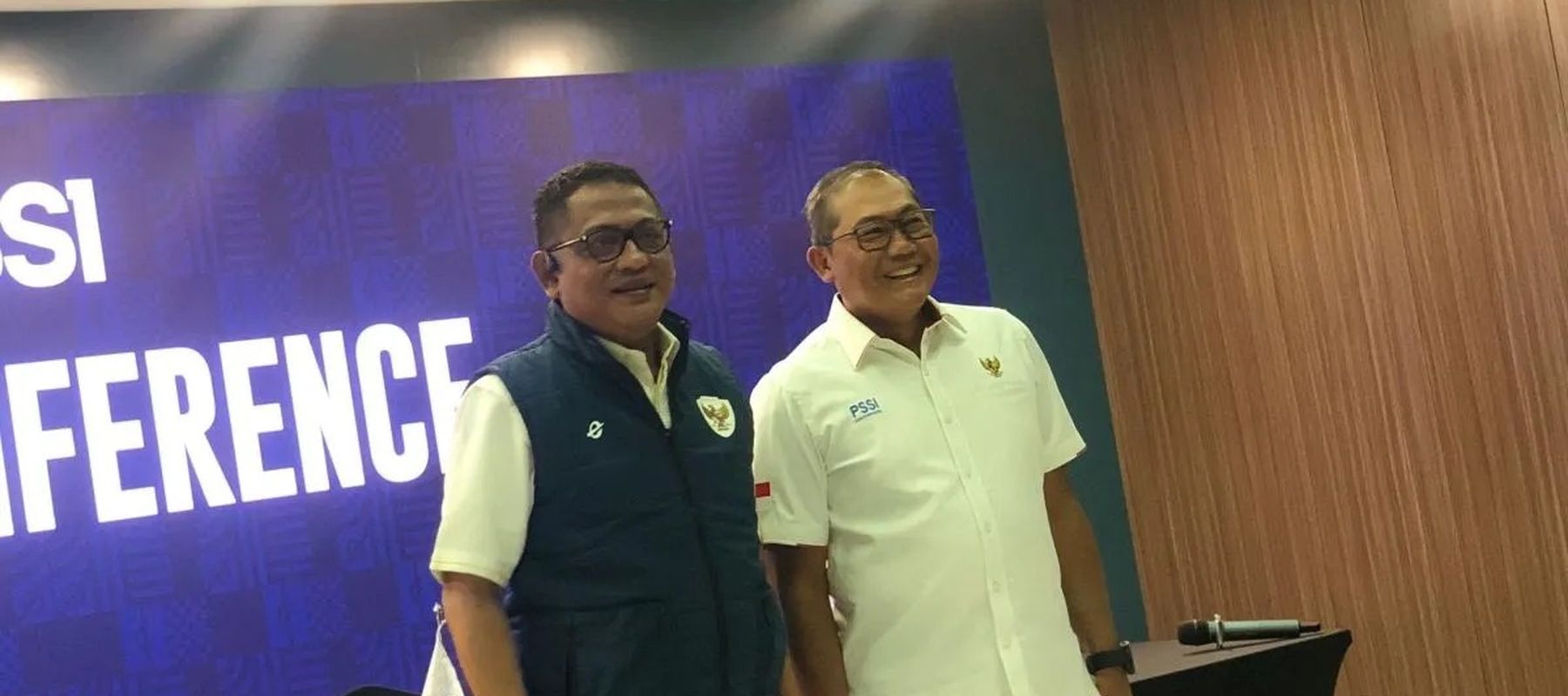 Anggota Komite Eksekutif PSSI (Exco PSSI) Endri Erawan dan Ketua Badan Tim Nasional (BTN) Sumardji dalam jumpa pers saat menyampaikan perkembangan terkini sepak bola nasional di Menara Mandiri, Jakarta, Selasa, 16 Desember 2025. (ANTARA/Zaro Ezza Sya