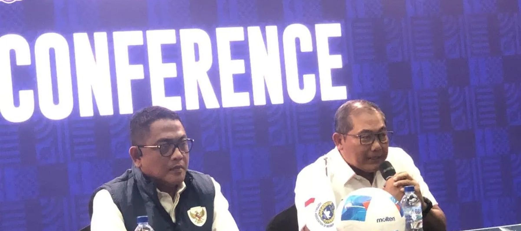 Anggota Komite Eksekutif PSSI (Exco PSSI) Endri Erawan dan Ketua Badan Tim Nasional (BTN) Sumardji dalam jumpa pers saat menyampaikan perkembangan terkini timnas Indonesia di Menara Mandiri II, Jakarta, Selasa 16 Desember 2025. (ANTARA/Zaro Ezza Syac