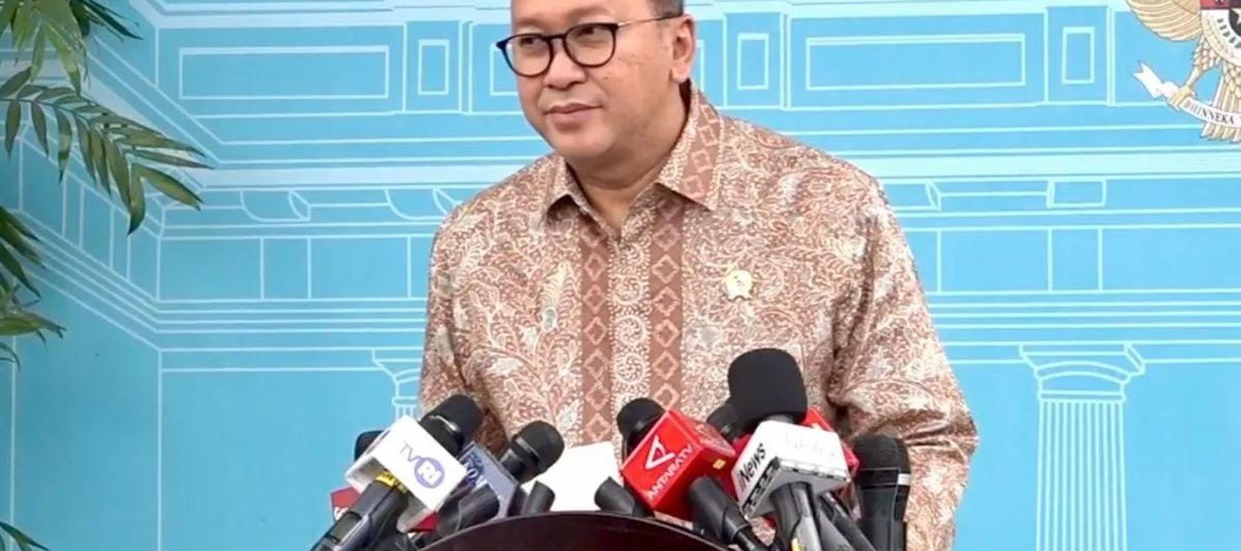 Menteri Investasi dan Hilirisasi sekaligus CEO Danantara Indonesia Rosan Roeslani memberikan keterangan pers di Kompleks Istana Kepresidenan, Jakarta, Rabu 17 Desember 2025. (ANTARA/Cahya Sari)