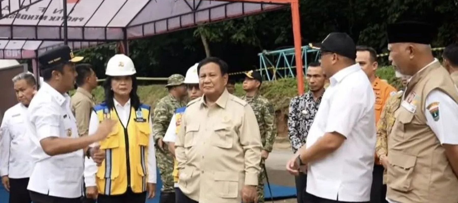 Presiden Prabowo Subianto mengecek perbaikan dan pemulihan jalur darat di Lembah Anai, Kabupaten Tanah Datar, Sumatera Barat, Kamis, 18 Desember 2025. ANTARA/HO-BPMI Sekretariat Presiden.