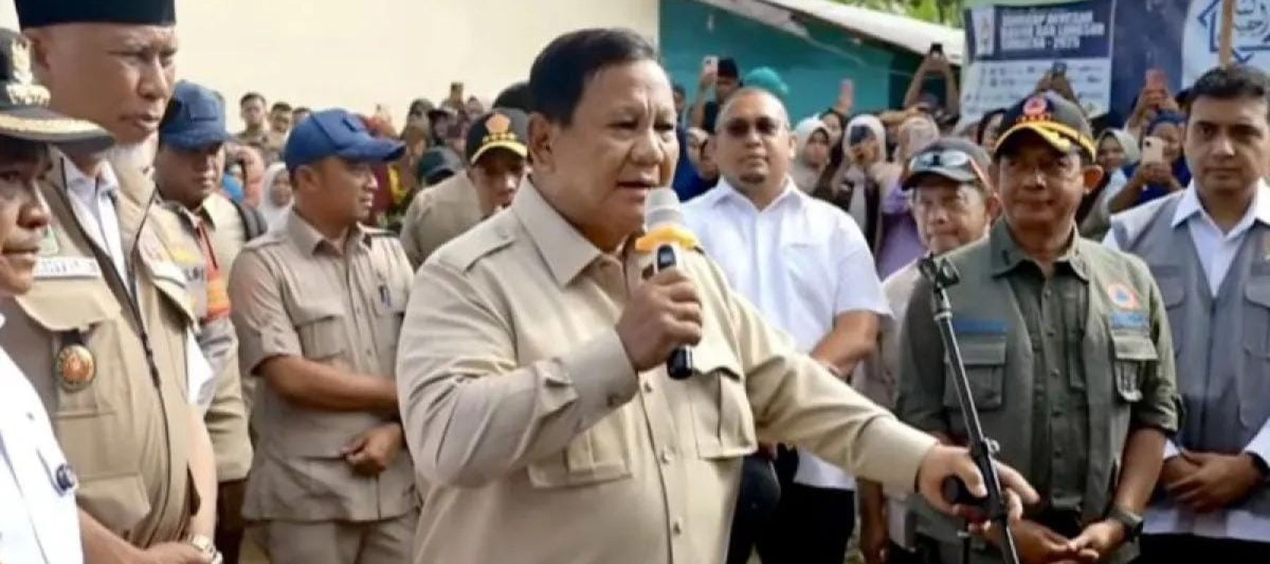 Presiden Prabowo Subianto berbicara di hadapan para pengungsi saat meninjau tenda pengungsian di Desa Salareh Aia, Kabupaten Agam, Sumatera Barat, Kamis 18 Desember 2025. ANTARA/HO-BPMI Sekretariat Presiden.