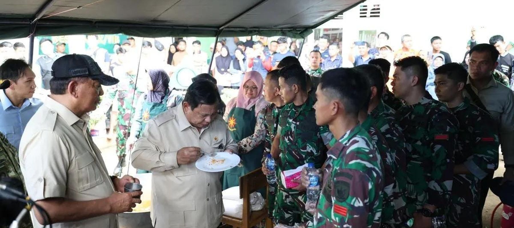 Presiden Prabowo Subianto (dua kiri) didampingi Menteri Pertahanan Sjafrie Sjamsoeddin (kiri) menyantap nasi goreng dan telor ceplok yang dimasak oleh sejumlah prajurit TNI dan ibu-ibu pengungsi di posko pengungsi SDN 05 Kayu Pasak, Salareh Aia, Kabu